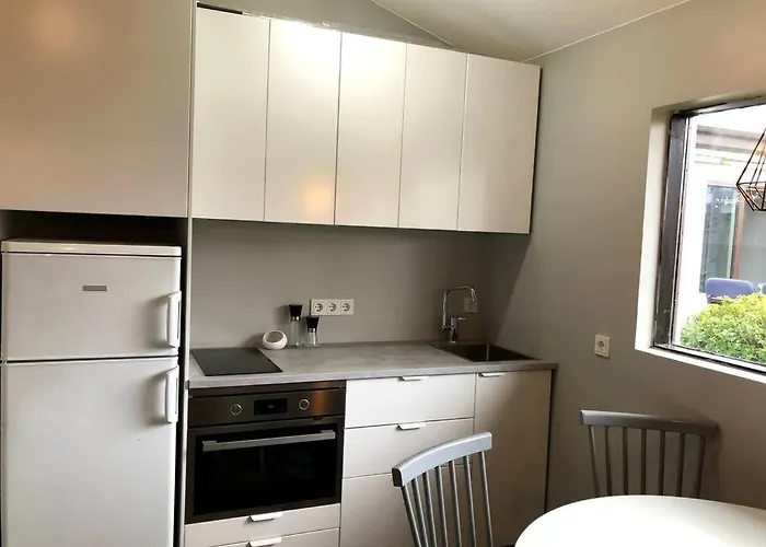 Adorable One Bedroom Apartment With Free Parking.